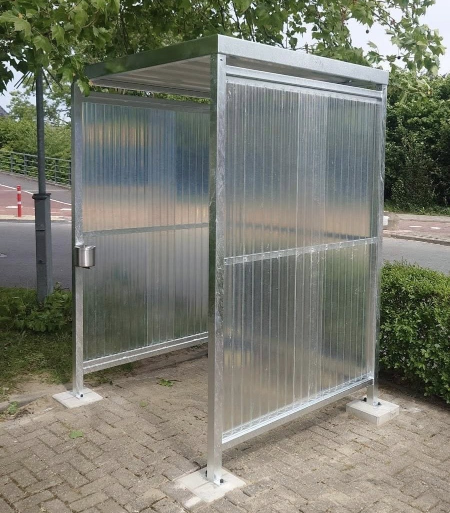 Wat kost een rookoverkapping? Prijzen en mogelijkheden in 2026 6 Compacte rookoverkapping model Perdok van verzinkt staal geplaatst in Zoeterwoude inclusief zelfdovende RVS asbak